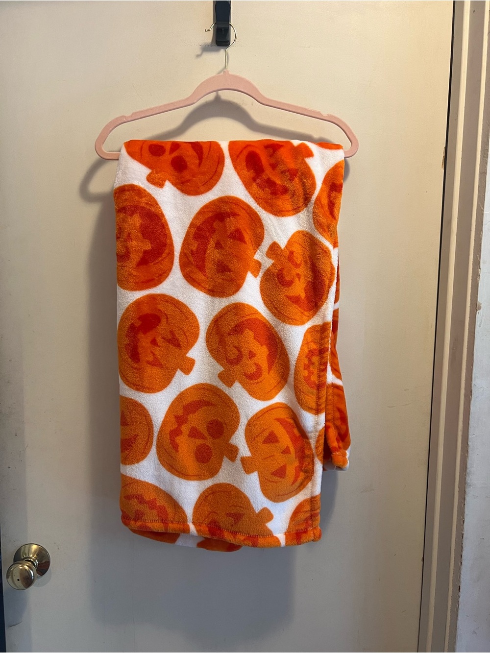 HYDE AND EEK - White/Orange Pumpkin Halloween Throw 🎃